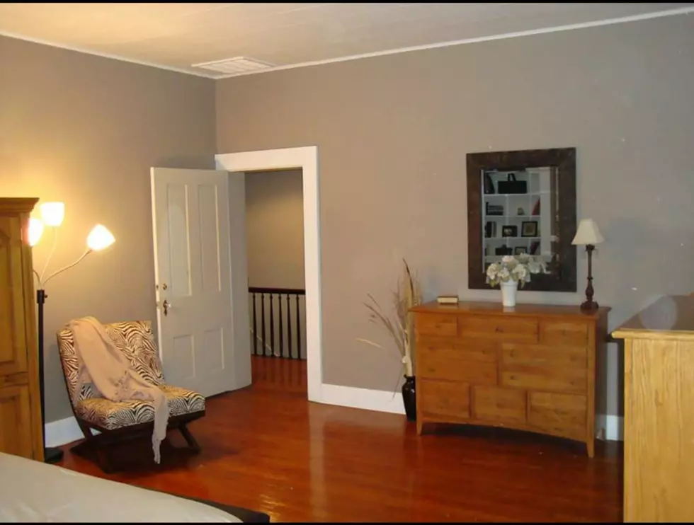 Door from which Stacy would see man walking down hall
